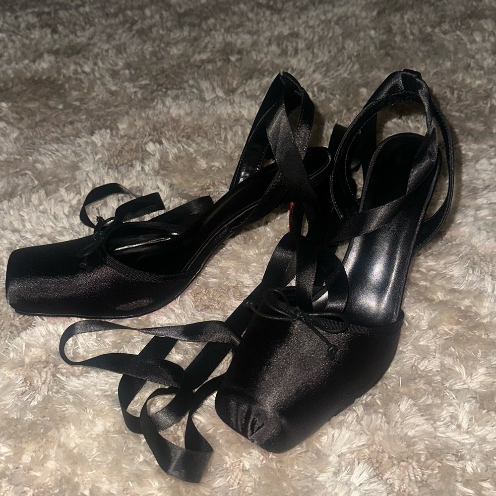 Elegant Black Satin Women's Shoes - Picture 2 of 5
